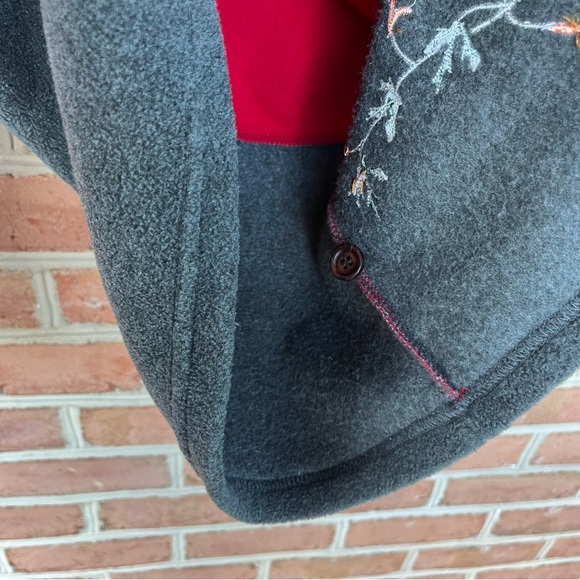 Vintage red and gray button-down fleece with appliqué. Size petite medium. - Picture 10 of 10